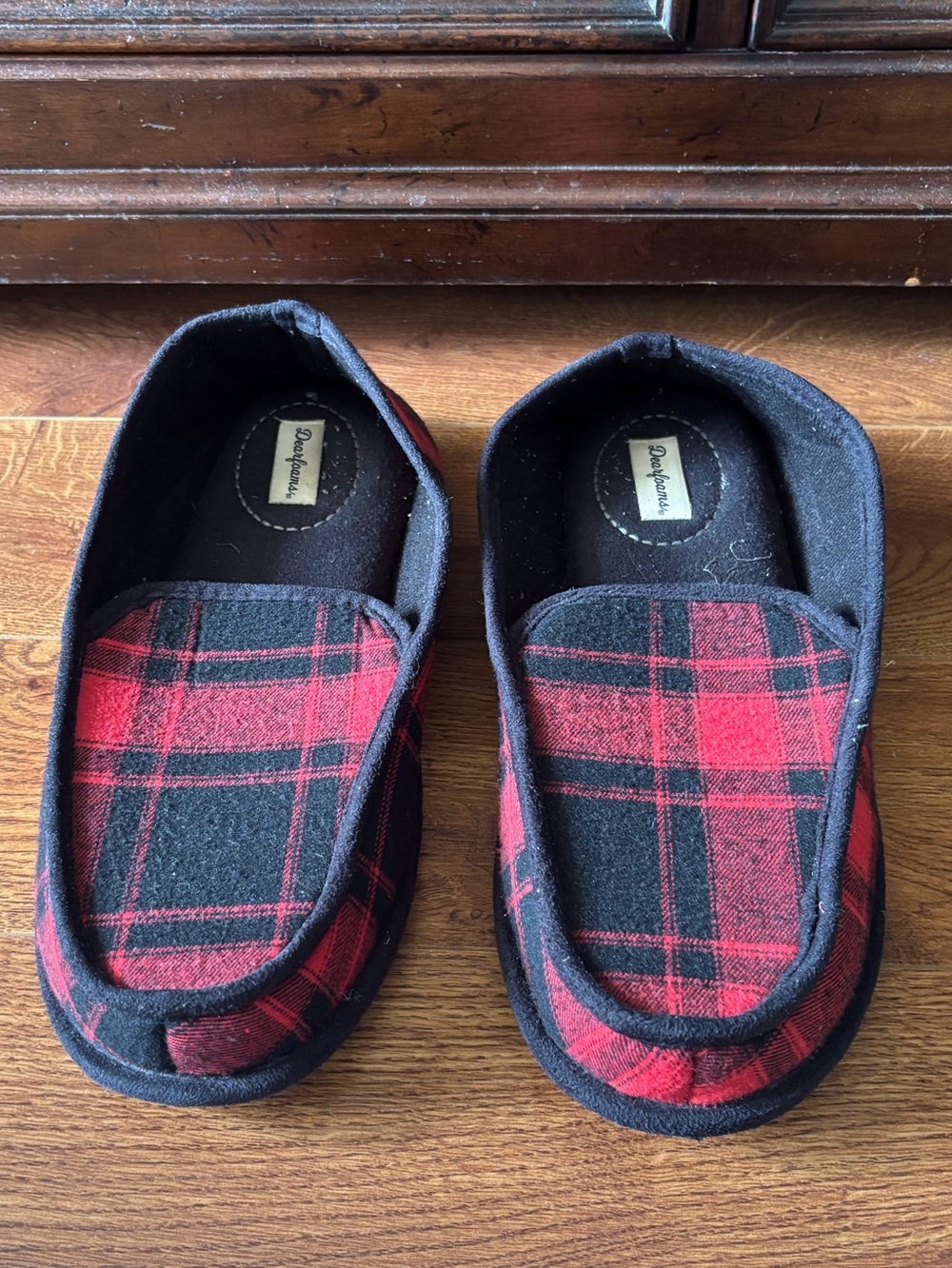 Dearfoams Red and Black Plaid Slip-On Slippers in size L (11-12)